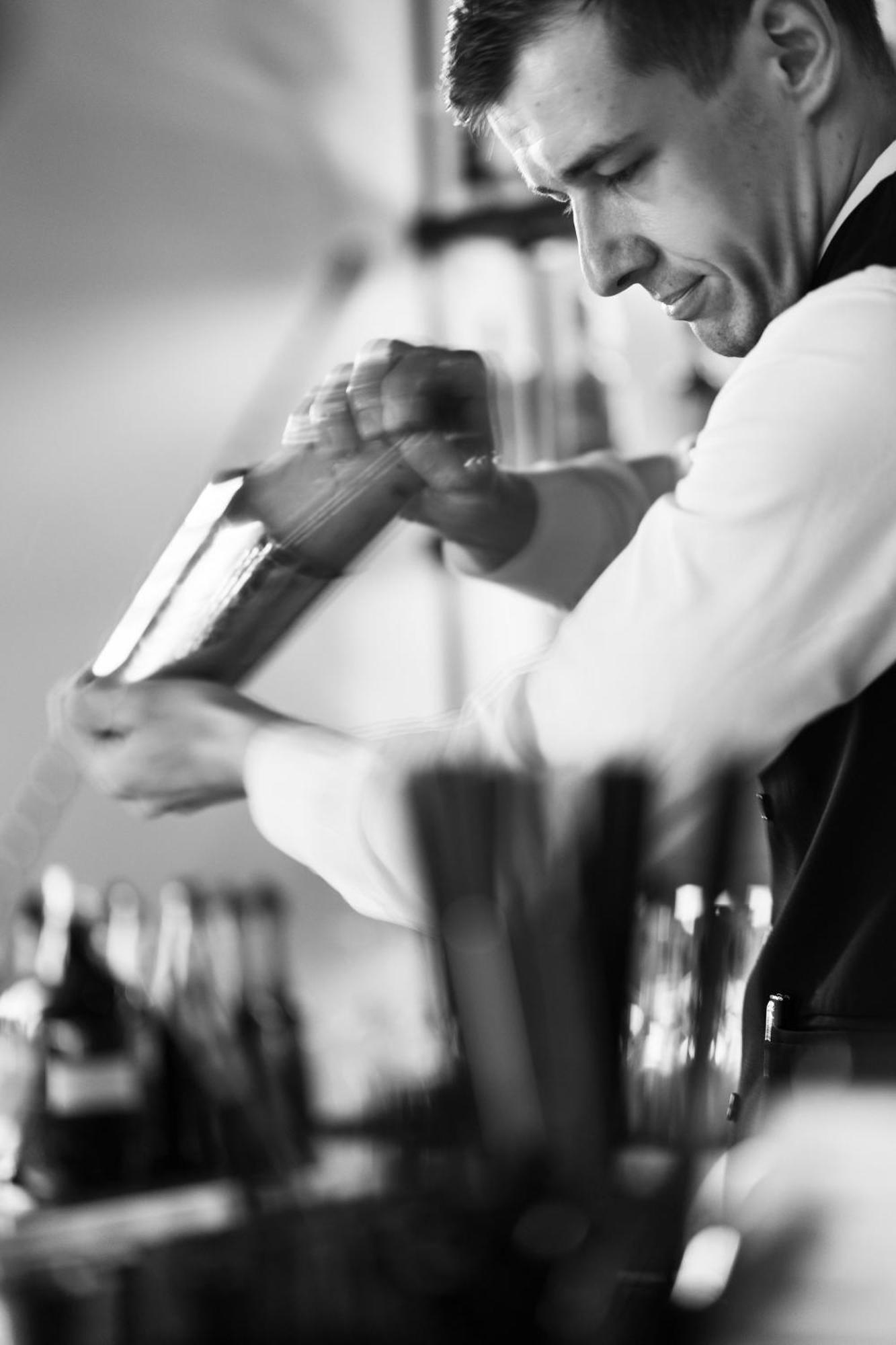 Viceroy Kopaonik Serbia Exterior foto A waiter holding a wine bottle
