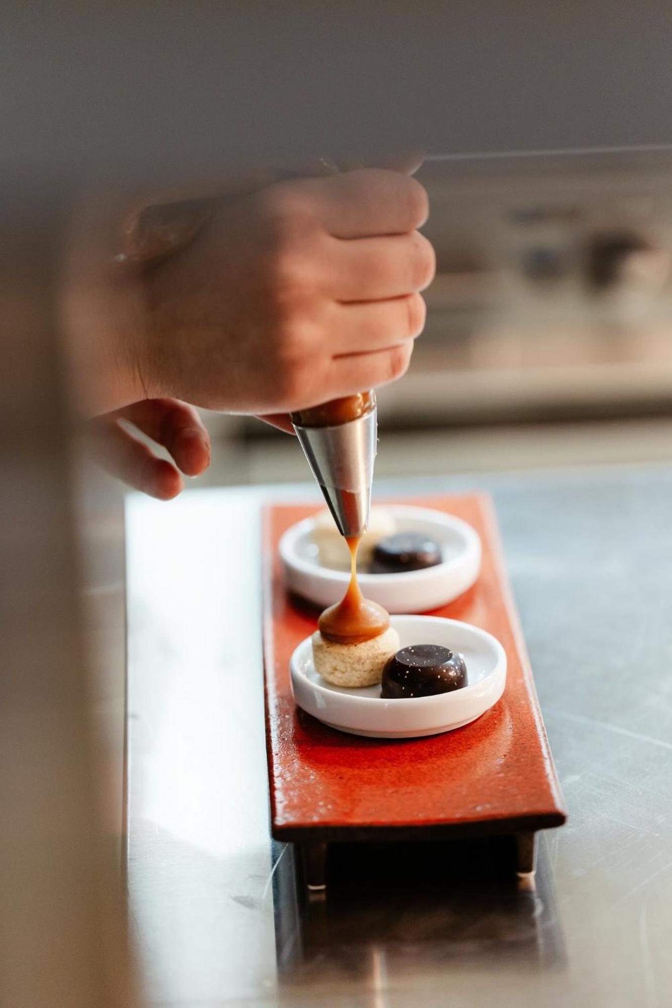 Viceroy Kopaonik Serbia Exterior foto A pastry chef icing a dessert
